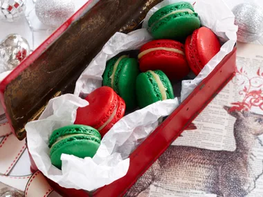 White chocolate and cinnamon macarons