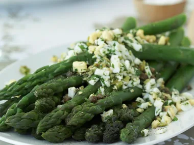 Asparagus with egg and caper sauce