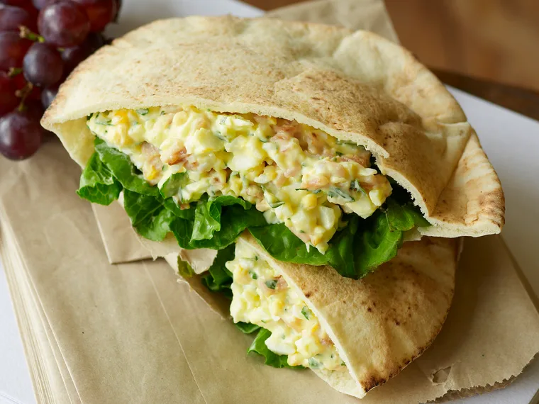 Bacon and egg pocket bread