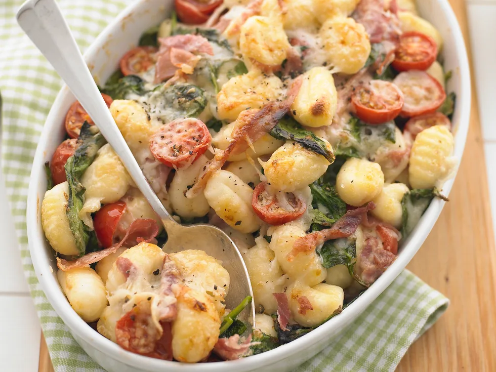 Baked gnocchi with spinach and prosciutto