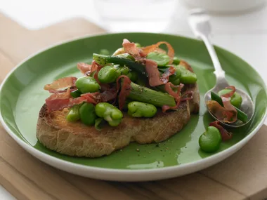 Broad beans and prosciutto