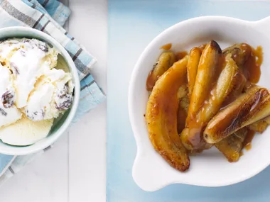 Caramel bananas with rum and raisin ice-cream