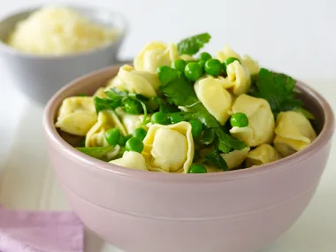 Cheese and spinach tortellini with peas and asparagus
