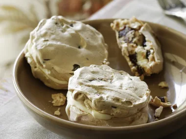 Date and Chocolate Meringue Yo-Yos