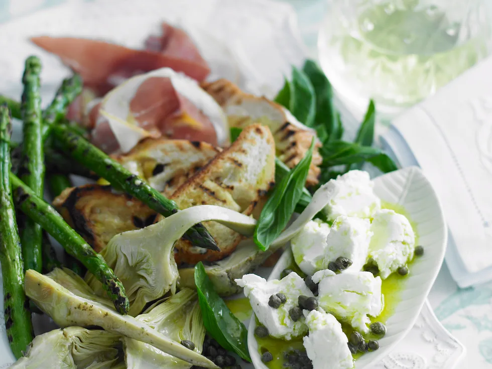 PROSCIUTTO AND ARTICHOKE SALAD WITH CROUTES
