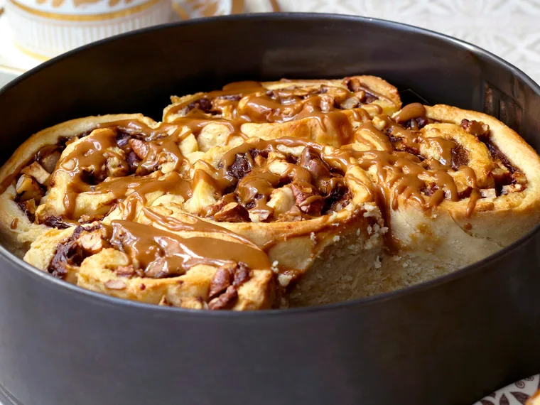 Apple and pecan coffee scrolls