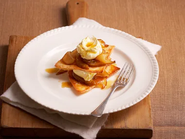 Caramelised pears with sugared tortillas