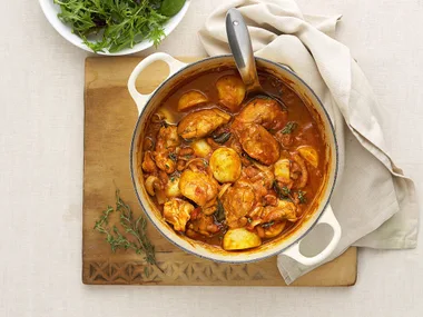 Chicken drumsticks with leek and almonds