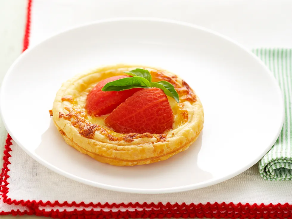 Easy mozzarella and tomato tarts