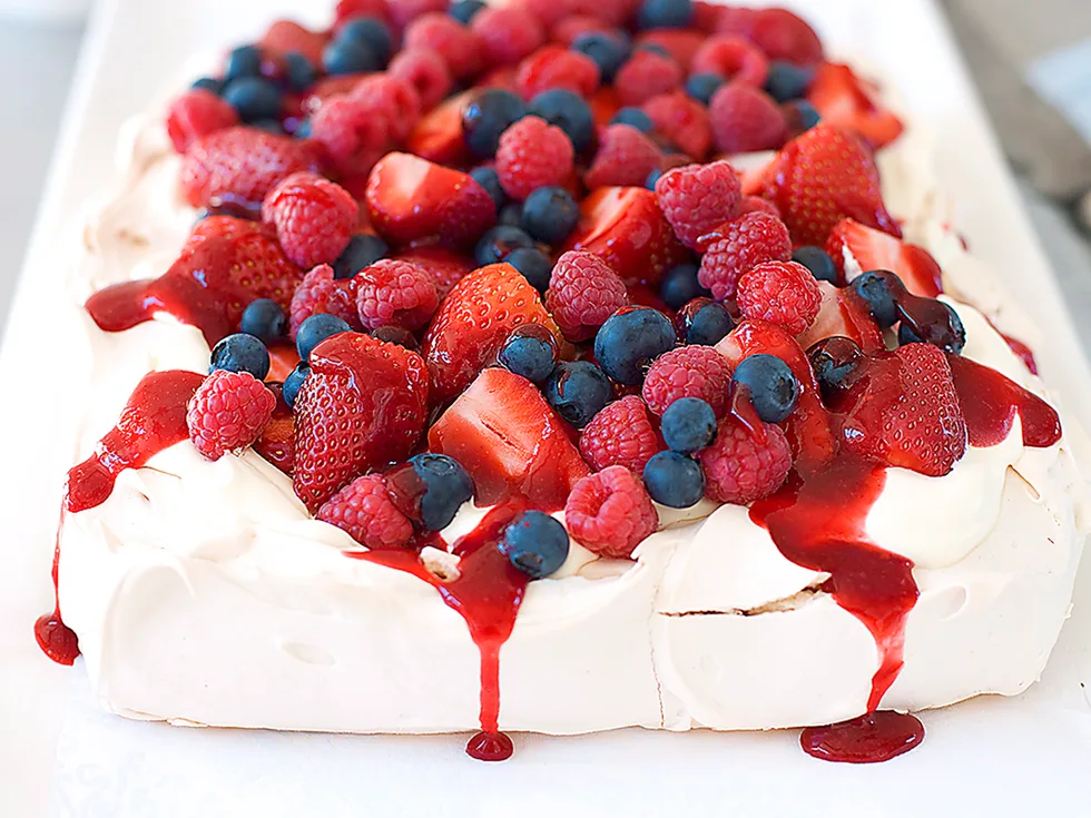 vanilla meringue with berries