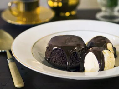Mocha cakes with chocolate fudge sauce