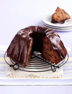 Boiled chocolate raisin cake
