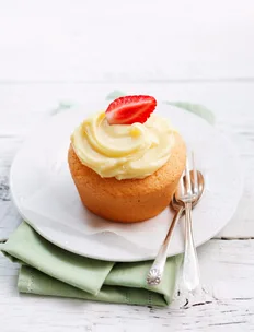 Jam and cream sponge cakes