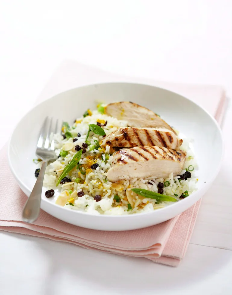 Rice and currant salad with chicken