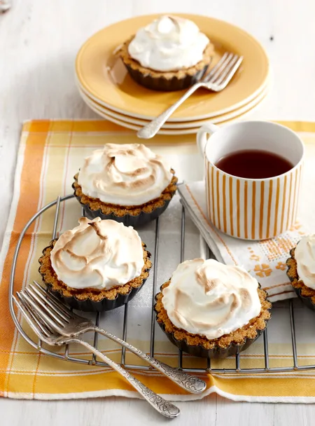 Lemon meringue cheesecakes