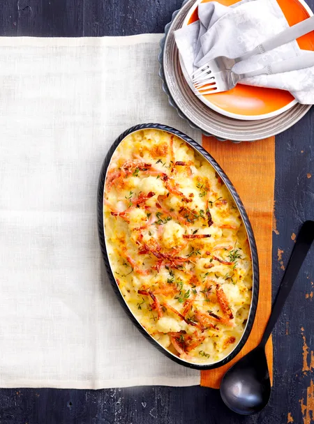 Macaroni and cauliflower cheese bake