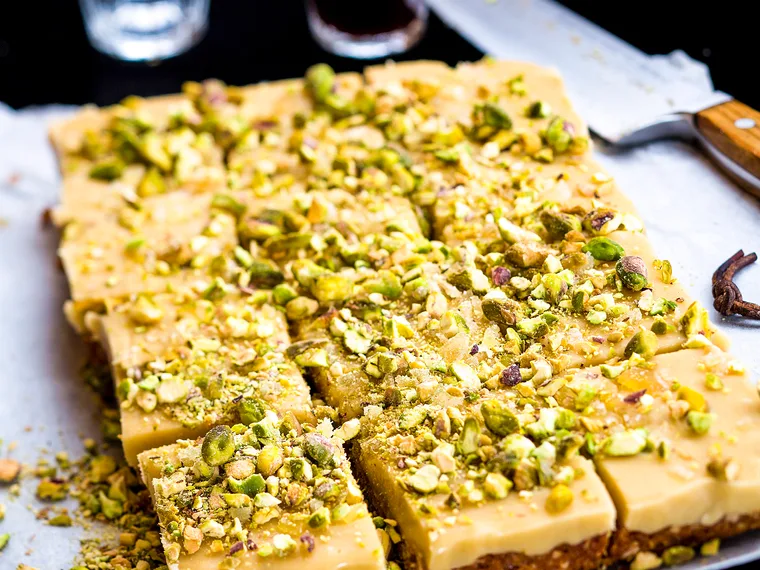 Ginger and pistachio slice