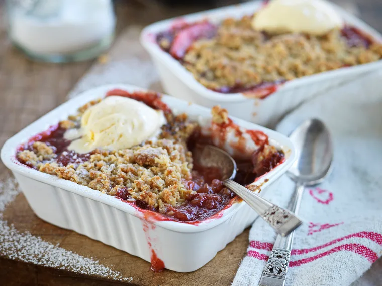 Rhubarb and winter fruit crumble