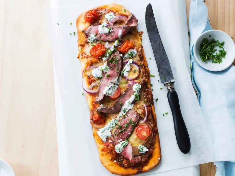Steak pizzas with horseradish cream