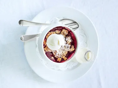 Spicy apple and blackberry crumble