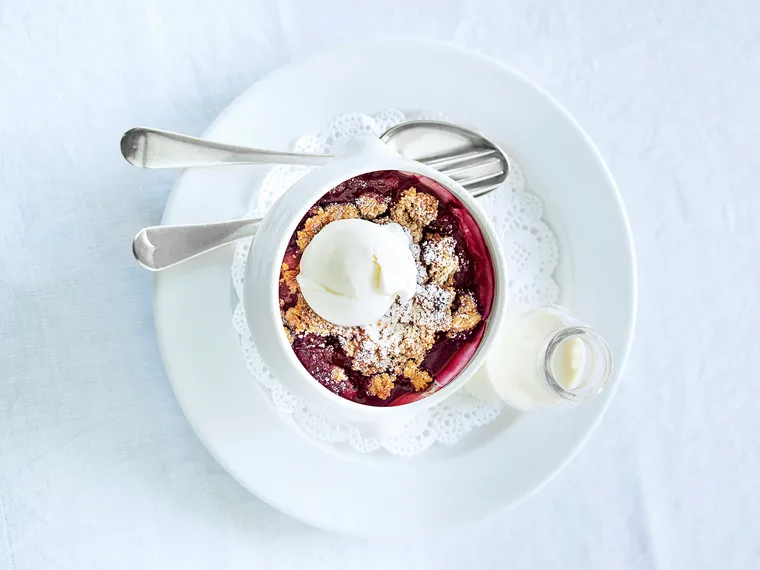 Spicy apple and blackberry crumble