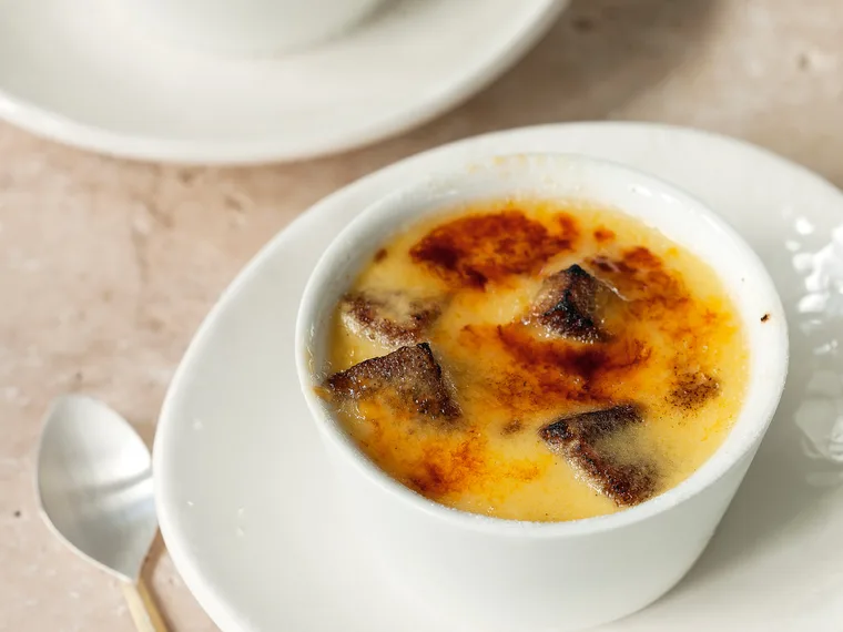 Cr&egrave;me br&ucirc;l&eacute;e with gingerbread