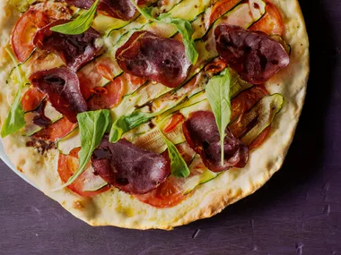Chilli, zucchini and mascarpone pizza with bresaola