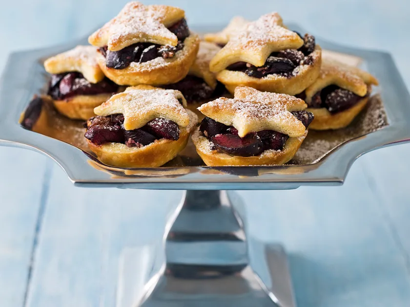 Cherry mince pies