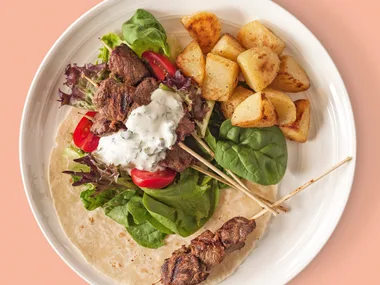 Summer beef kebabs with home fries