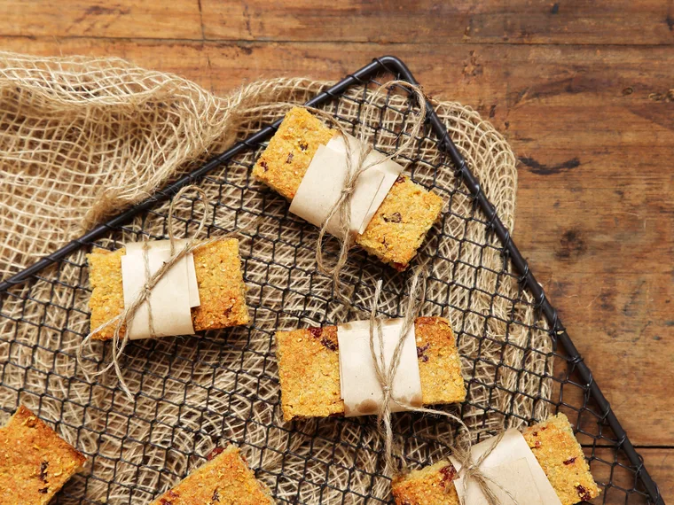 Strawberry almond and quinoa bars with lemon