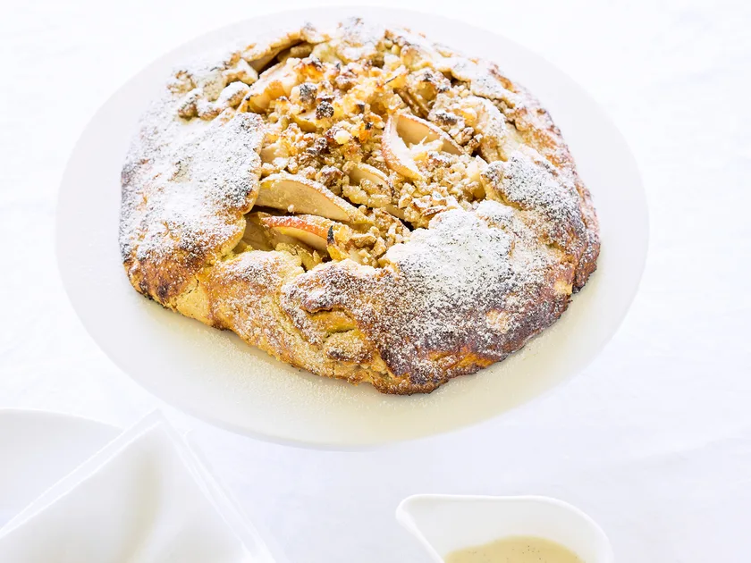 Pear, walnut and ginger pie with vanilla custard