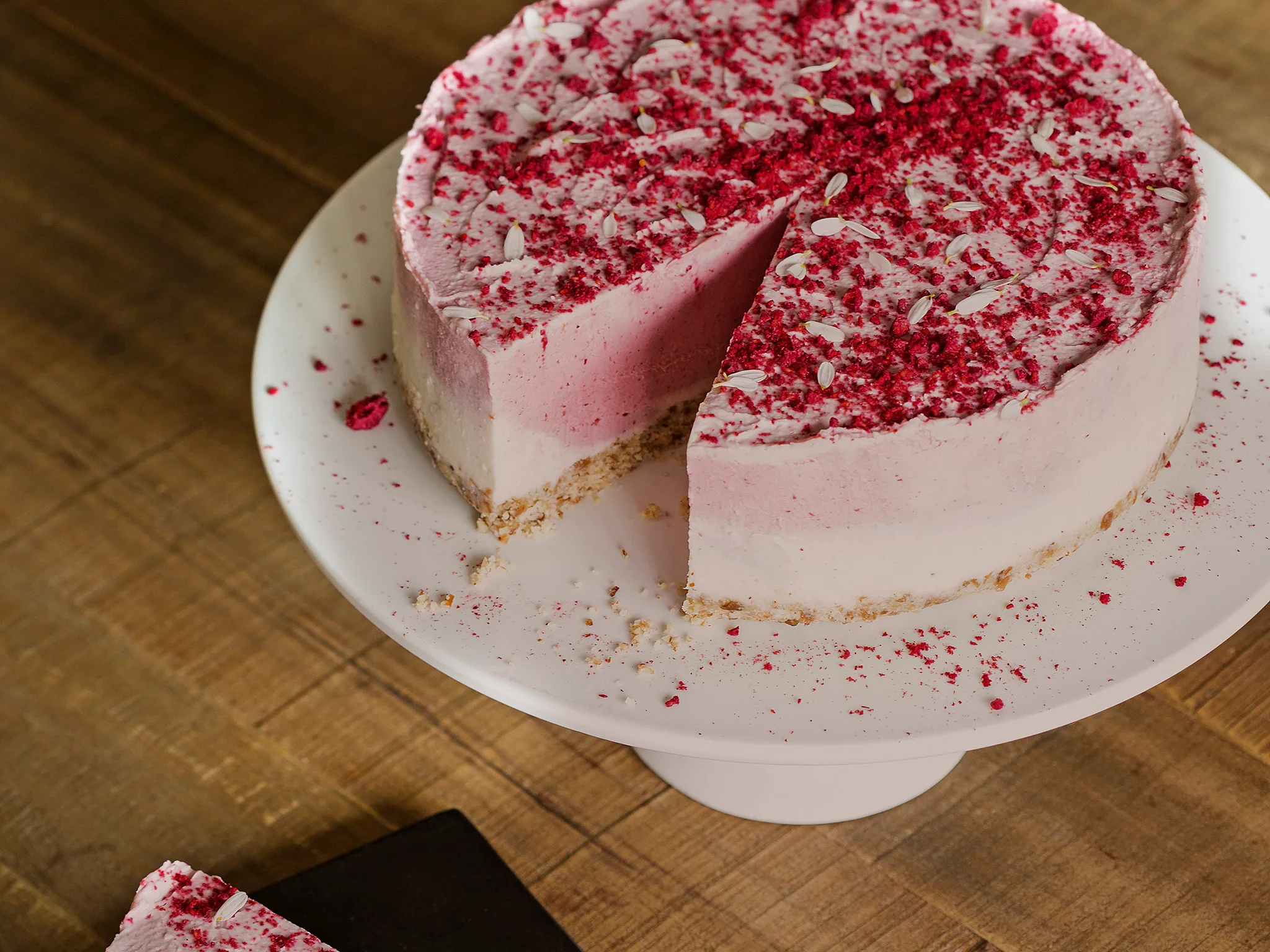 Strawberries and cream raw cheesecake