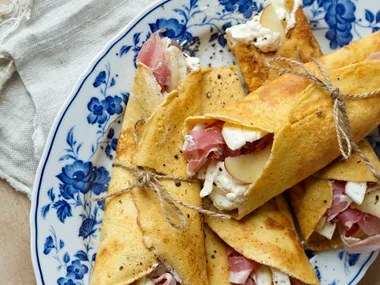 Nut wraps with fennel, apple, pancetta and ricotta filling