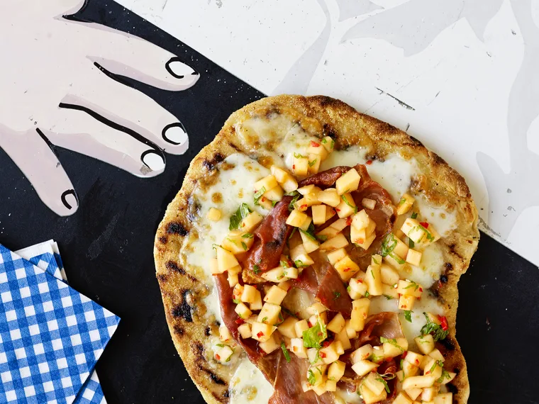 Grilled pizza with prosciutto and melon