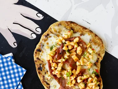 Grilled pizza with prosciutto and melon