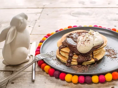 Hotcakes with gooey chocolate sauce