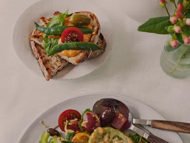 Fresh tuna niçoise with grilled bread and rouille