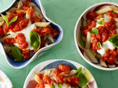 Pasta with mozzarella and artichokes