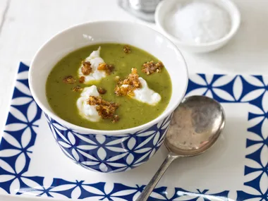 Pea soup with spicy sprinkle