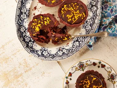 Dark chocolate tarts with cinnamon and orange zest