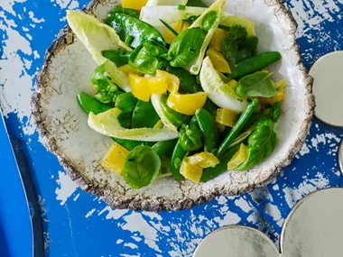 Snow peas and sugar snaps with yellow capsicum