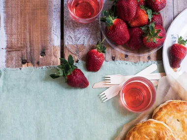 Strawberries with chocolate cream dip