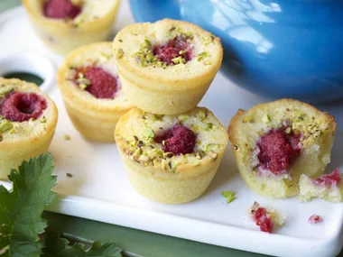 pistachio and raspberry mignardises