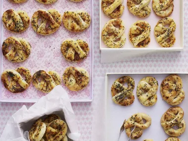 Poppy seed pretzels