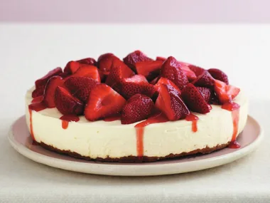 WHITE CHOCOLATE AND STRAWBERRY CHEESECAKE