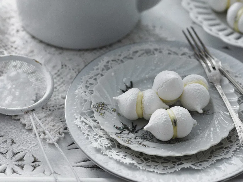 Meringue kisses with passionfruit cream