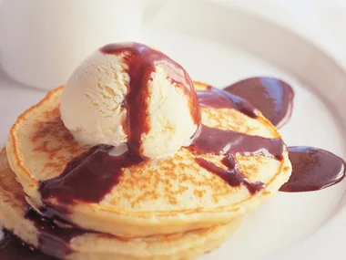 Pancakes with choc-hazelnut sauce