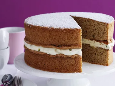 spiced sponge with pistachio honey cream