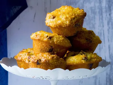 date muffins with orange syrup