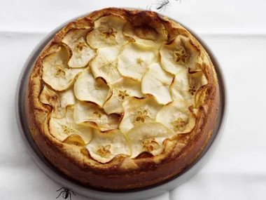 cinnamon and apple cheesecake